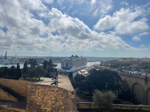 MSC World Europa – modernes Kreuzfahrterlebnis im Mittelmeer – Barcelona, Marseille, Genua, Neapel, Messina