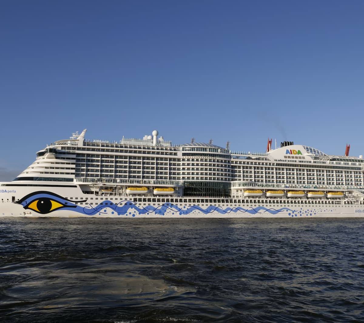 🌍🚢 Halbe Weltreise für Frühbucher: 46 Tage von Dubai bis Hamburg im April 2028 – Abu Dhabi, Maskat / Muscat, Äquatorüberquerung, Port Louis, Le Port, Port Elizabeth/Gqeberha, Kapstadt, Walvis Bay, Äquatorüberquerung, Mindelo, Santa Cruz de Tenerife, Las Palmas, La Palma, Funchal, Vigo, Portland, Cherbourg